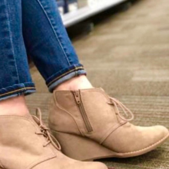 Universal Thread Sz 9.5 BESSIE Tan Wedge Boots Bootie NWT - Picture 3 of 7